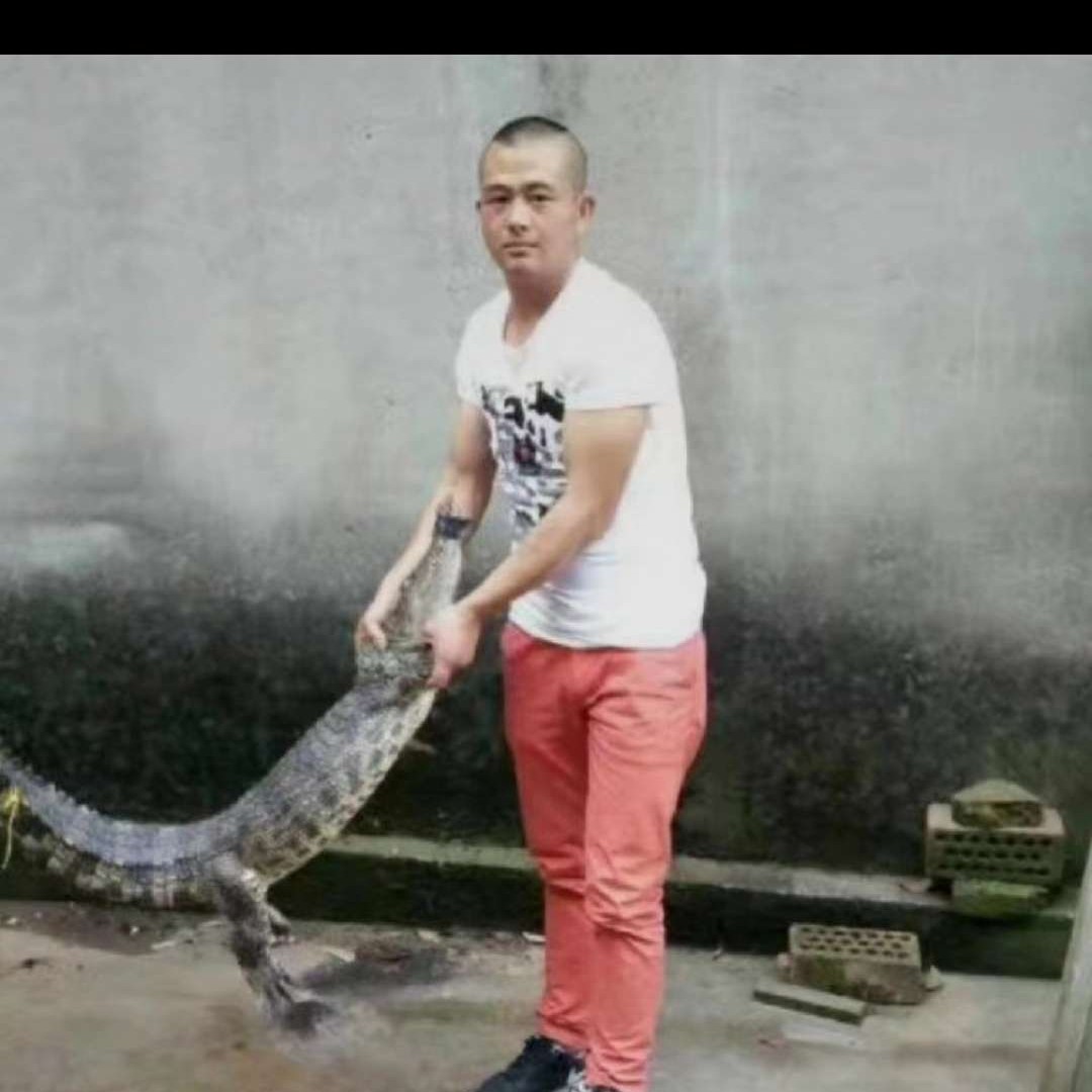 冷艳打枕头的照片