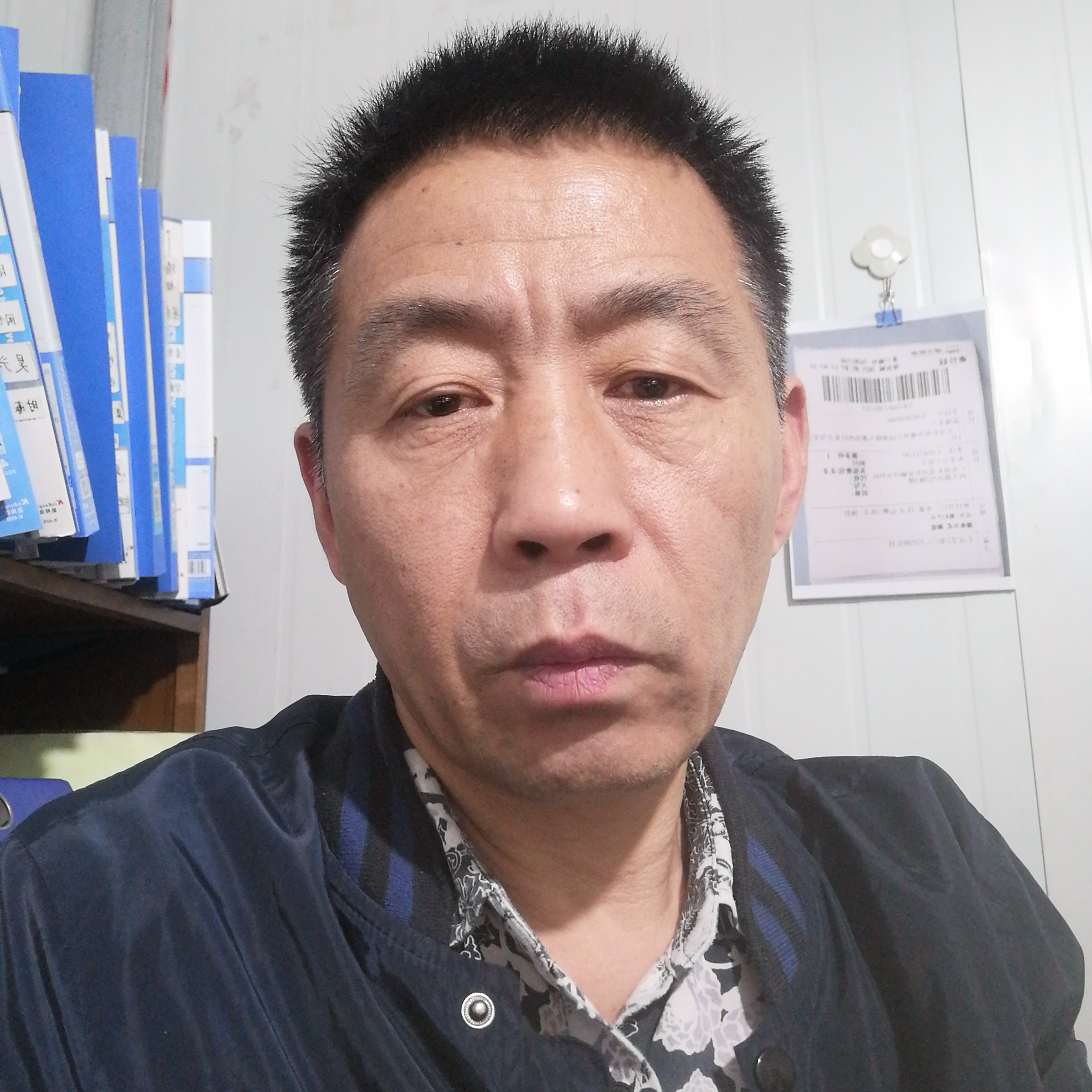 文艺挽手黑裤的照片