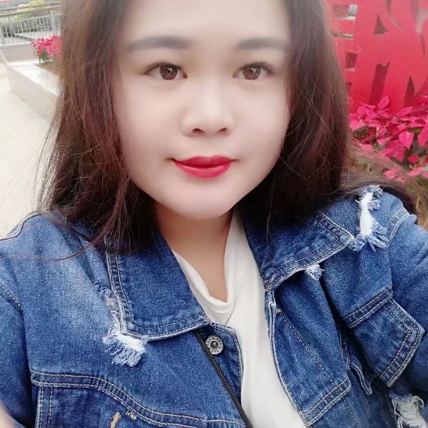 胖胖的女孩的照片