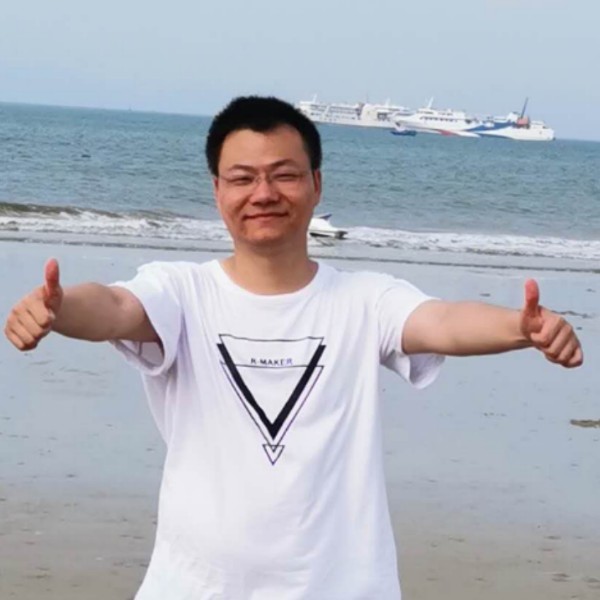 小甜瓜回眸现实的照片