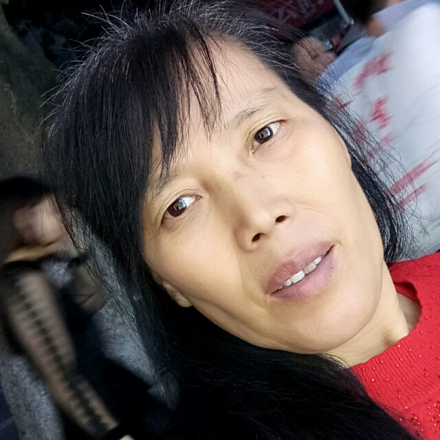 阔达深拥哈密瓜的照片