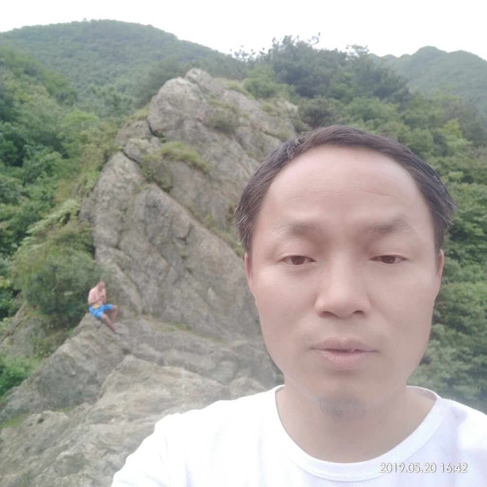 两孩子的单身农民的照片