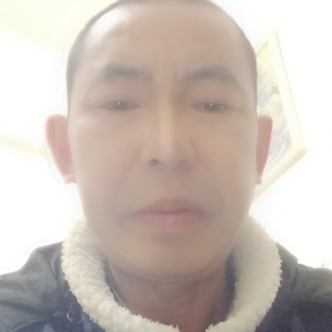 坐亨其成的照片