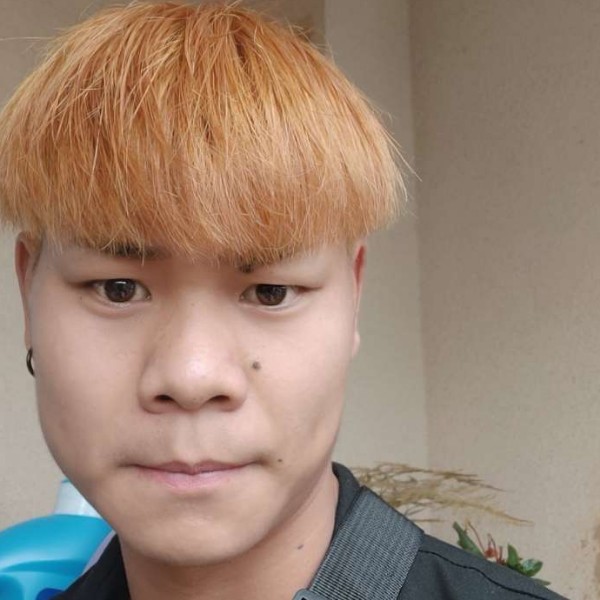 英俊蹙眉忘忧的照片