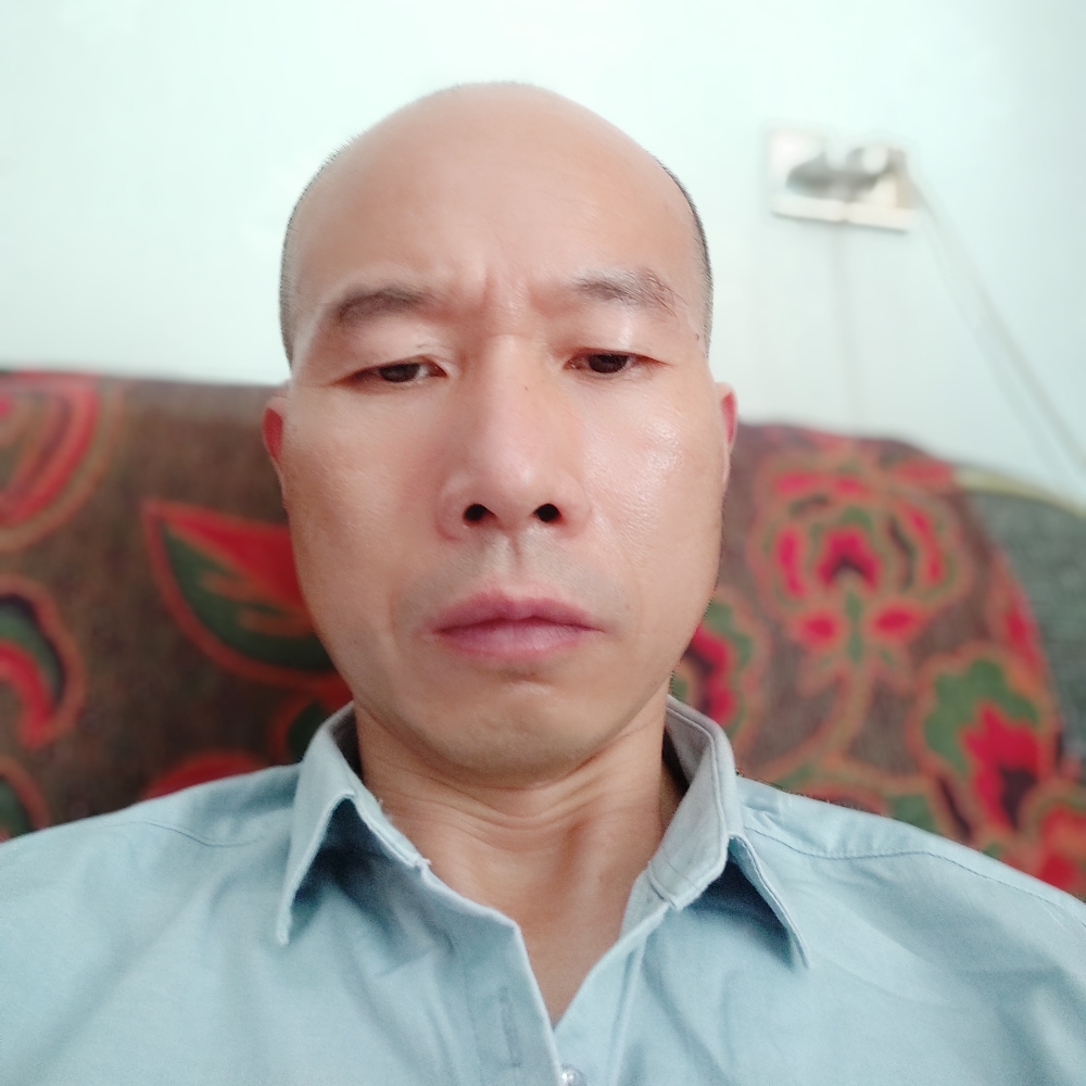 菠萝拿大气的照片