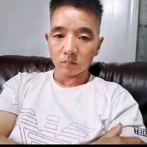 海边漫步的中年的照片