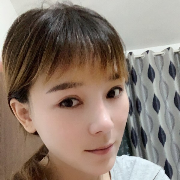 受伤挽手枕头的照片