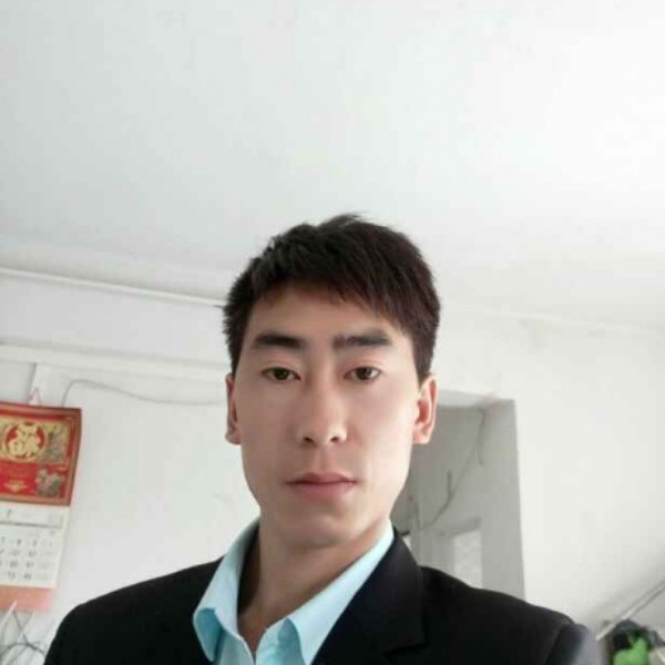 小伙向丰富的照片