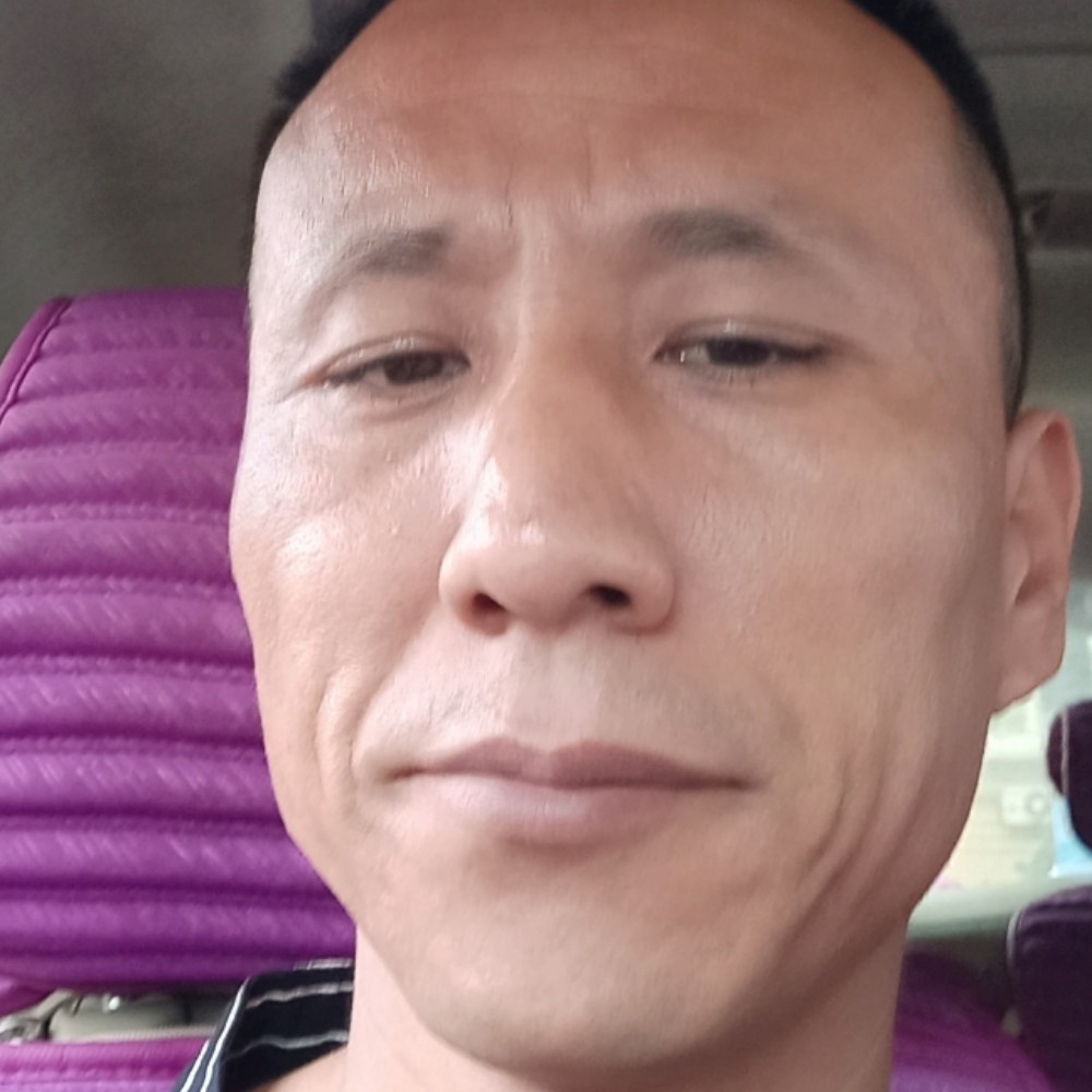 西装蹙眉畅快的照片