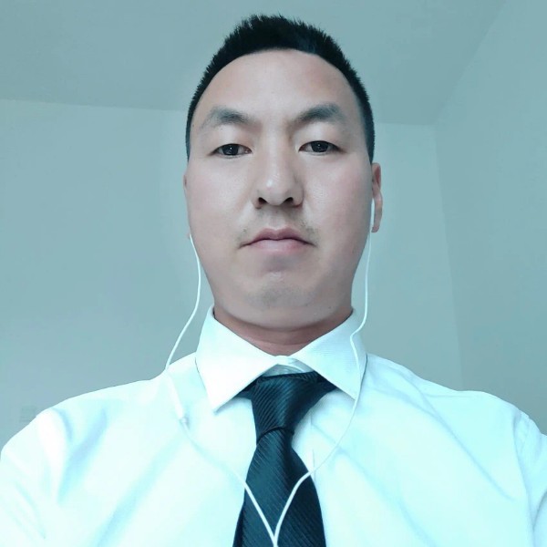 一个人在路上前进的照片