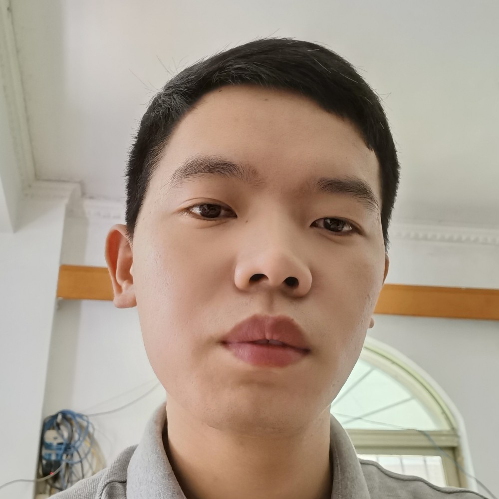 灯光下的男孩的照片