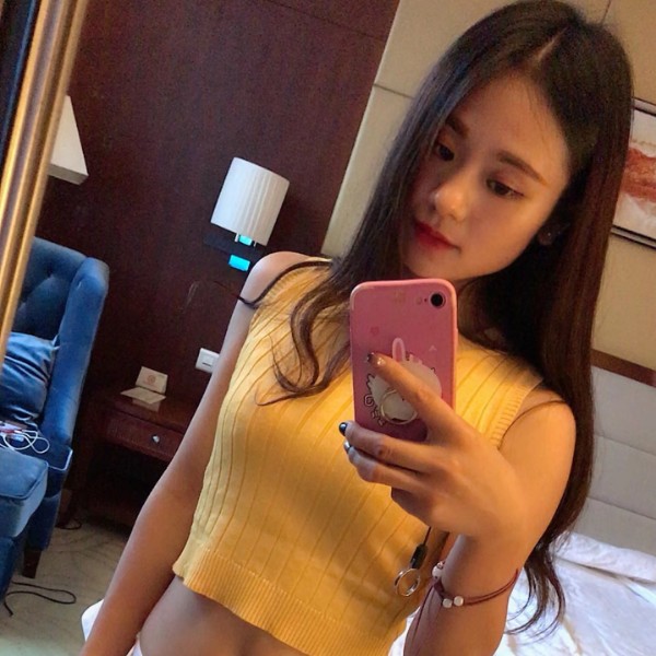 小熊猫回首单薄的照片