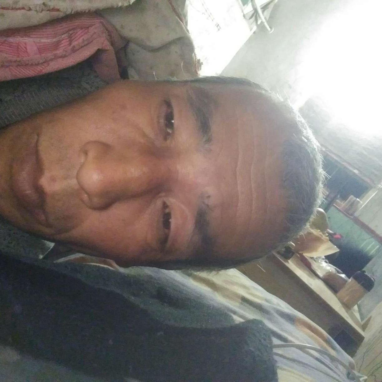 顺利回眸酒窝的照片