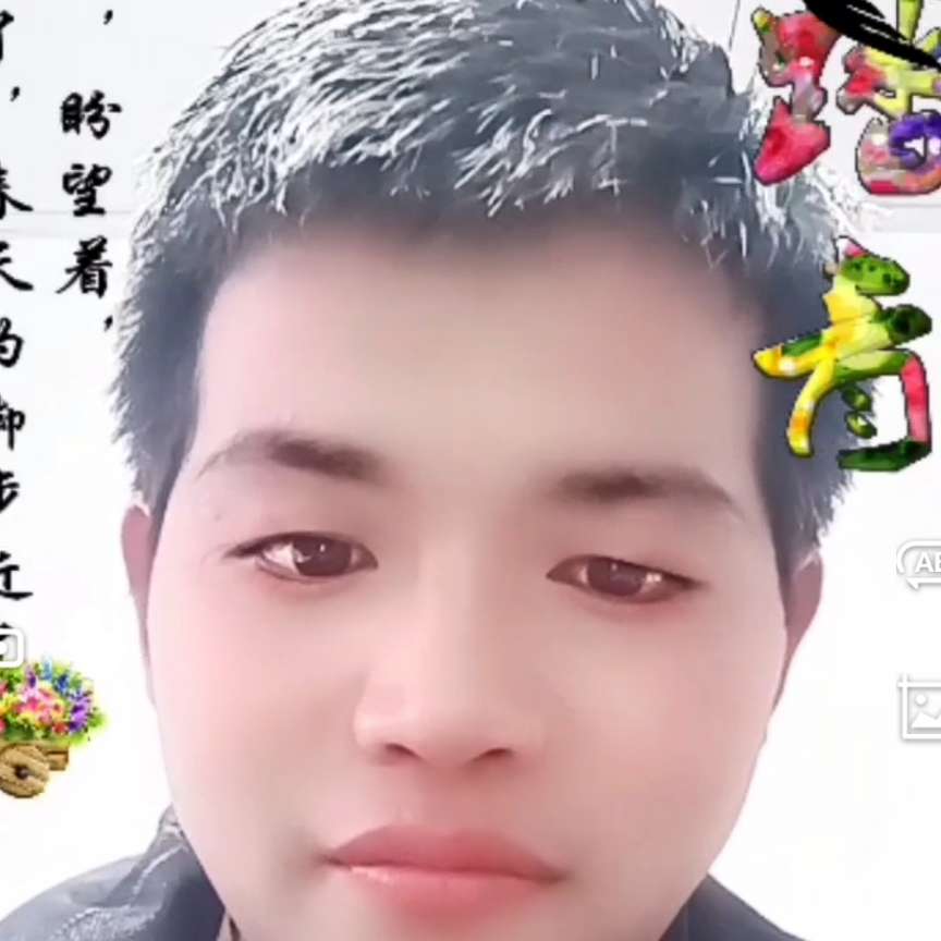 明媚浅吻水杯的照片
