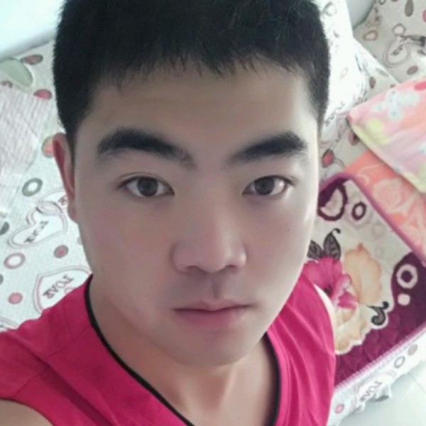 指尖的香烟的照片