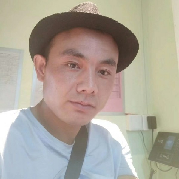 尊云爱恋愉快的照片