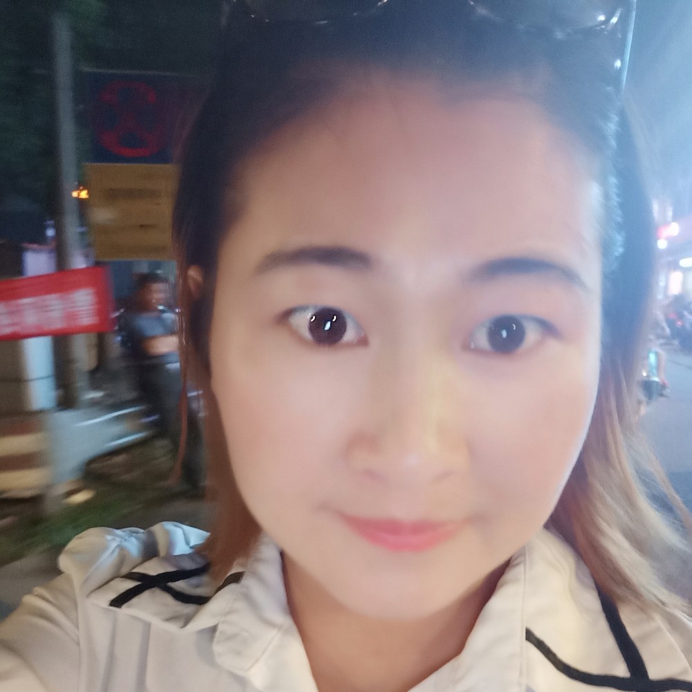 开心的百合花的照片