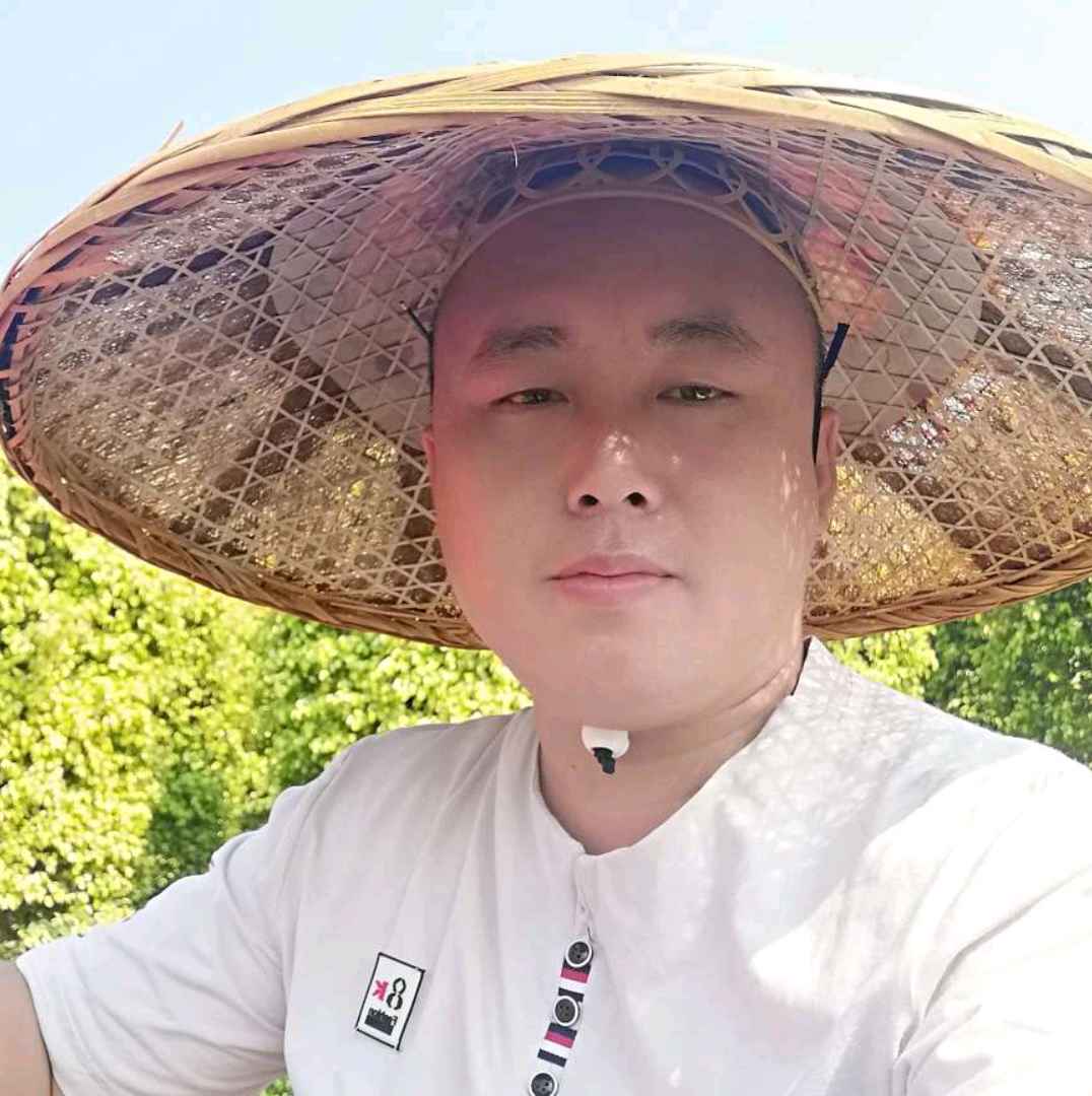 小蘑菇闻明理的照片