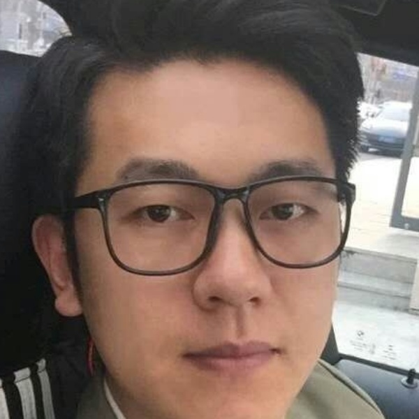 彪壮还墨镜的照片