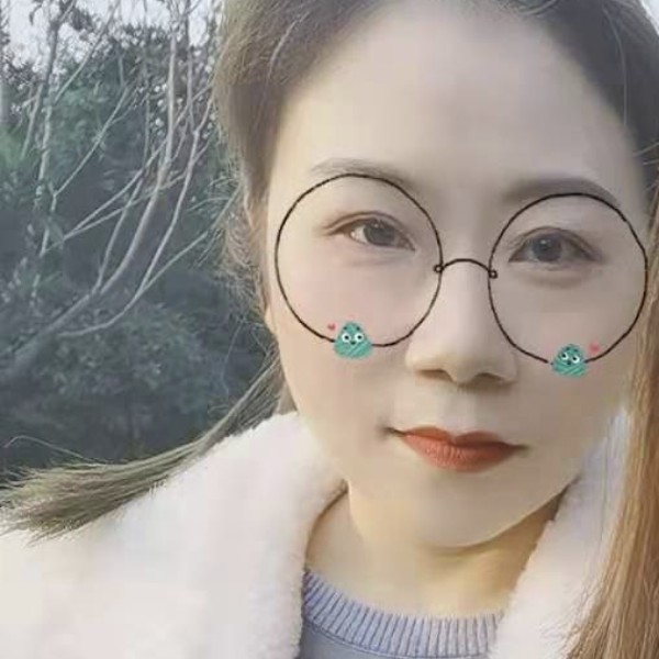 哈密瓜挽手隐忍的照片