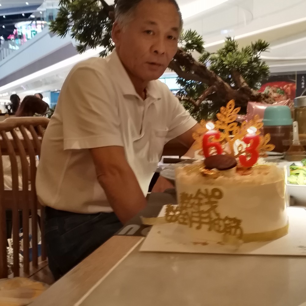 汽车上架的照片