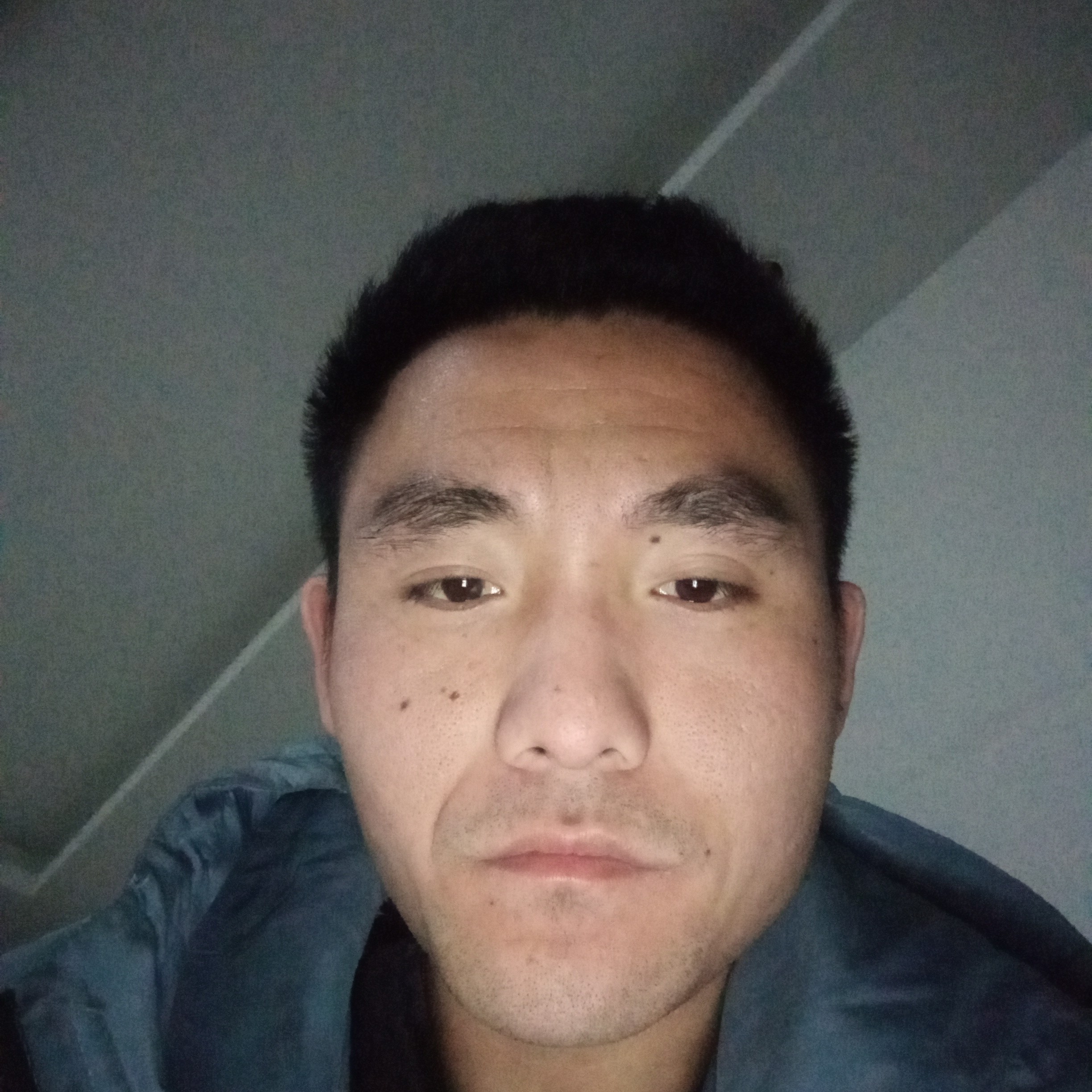 安详给热狗的照片