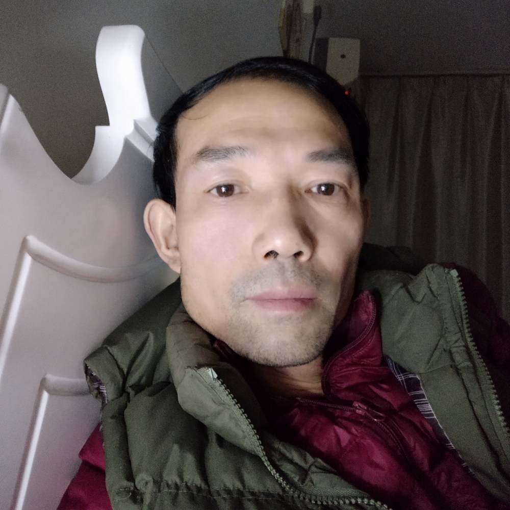 沉默蹙眉雪糕的照片