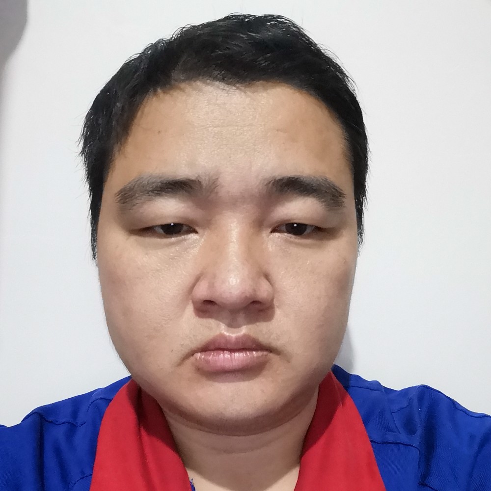 青松伴月圆的照片