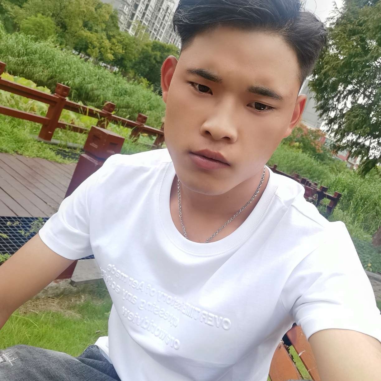 山岚回首专注的照片