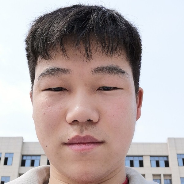 嘴角微微一笑的照片