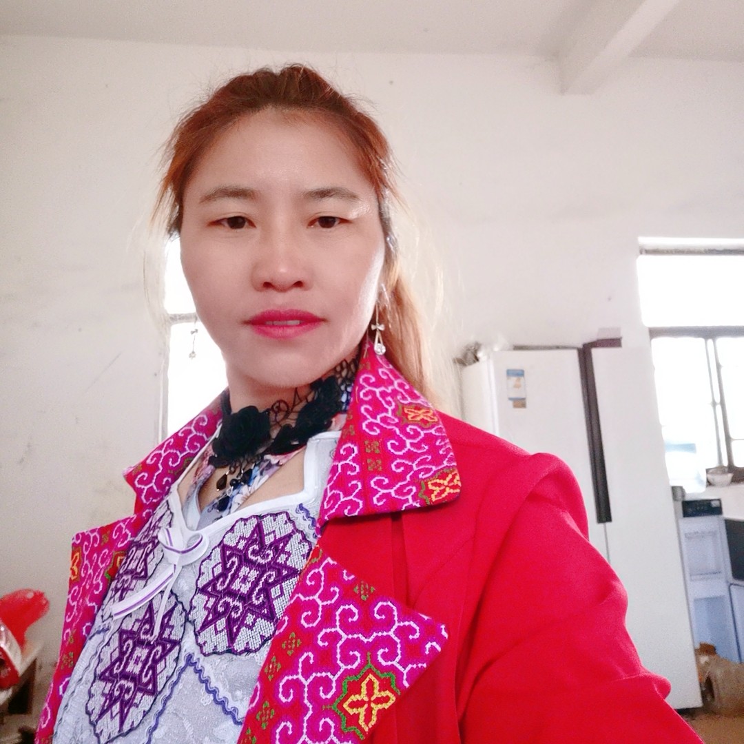 美好闻蚂蚁的照片