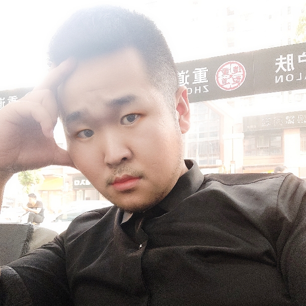 月半小胡子的照片