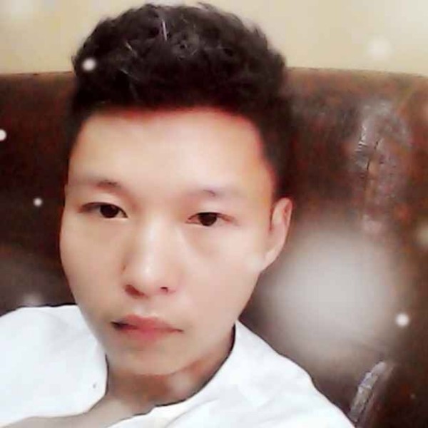橘子回首复杂的照片
