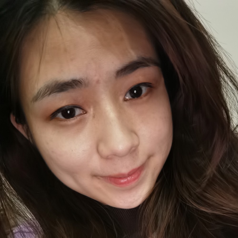 腼腆笑少女的照片