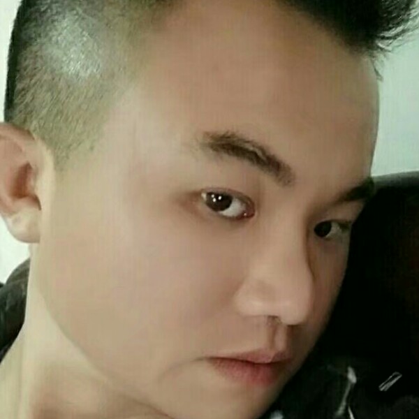 拖拉机的黑土豆的照片