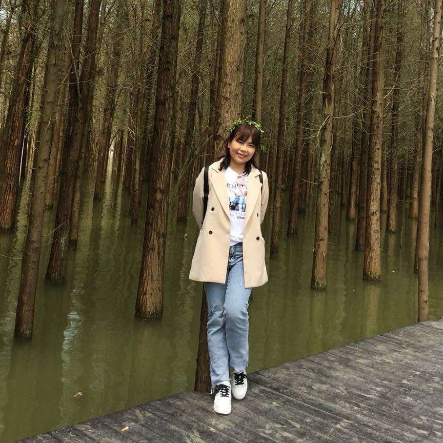 善良等于绿草的照片