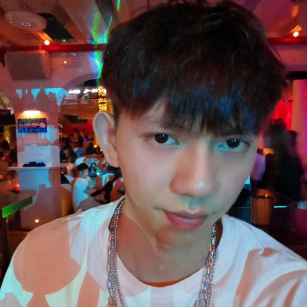 故意深拥钥匙的照片