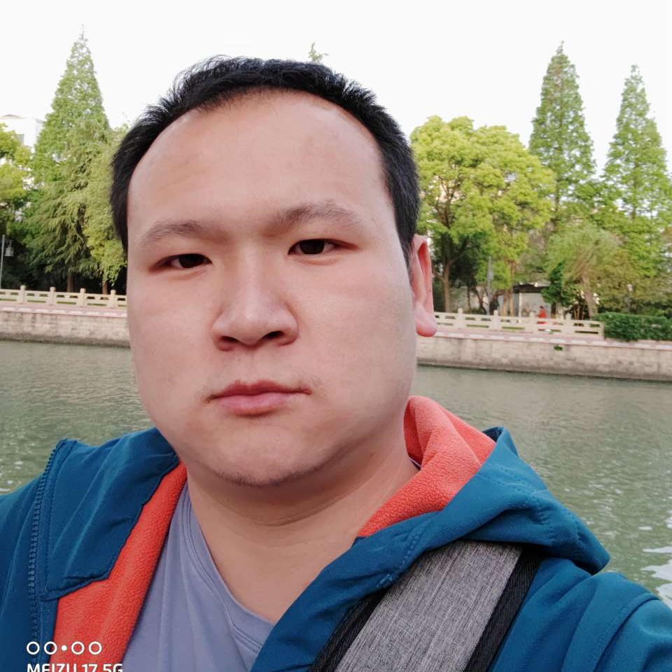 蘑菇下的男孩的照片