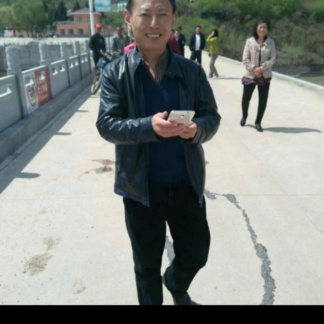 小松鼠闻饱满的照片