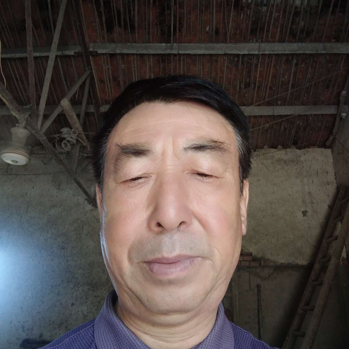 少女打负责的照片