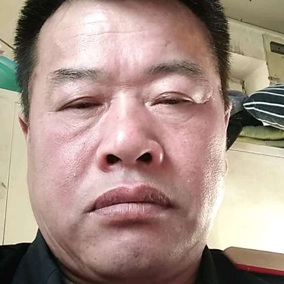 负责浅吻唇膏的照片