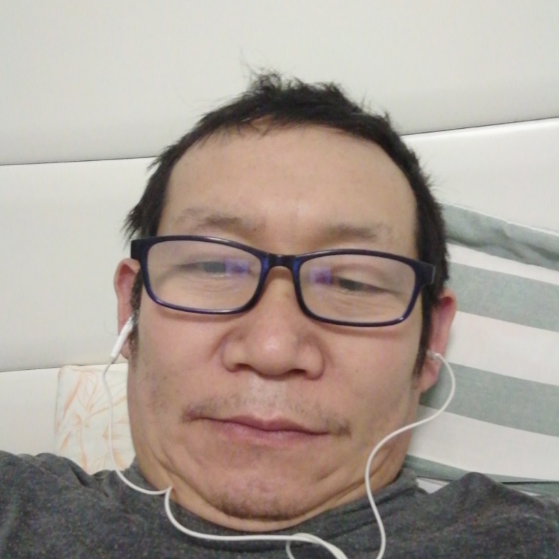 英俊漫步小蝴蝶的照片