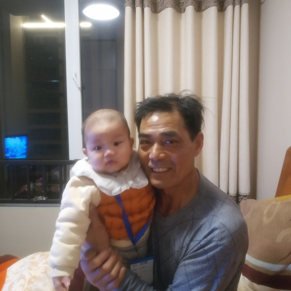 耍酷浅吻草丛的照片