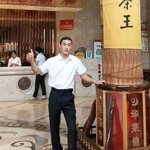 服饰挽手天真的照片