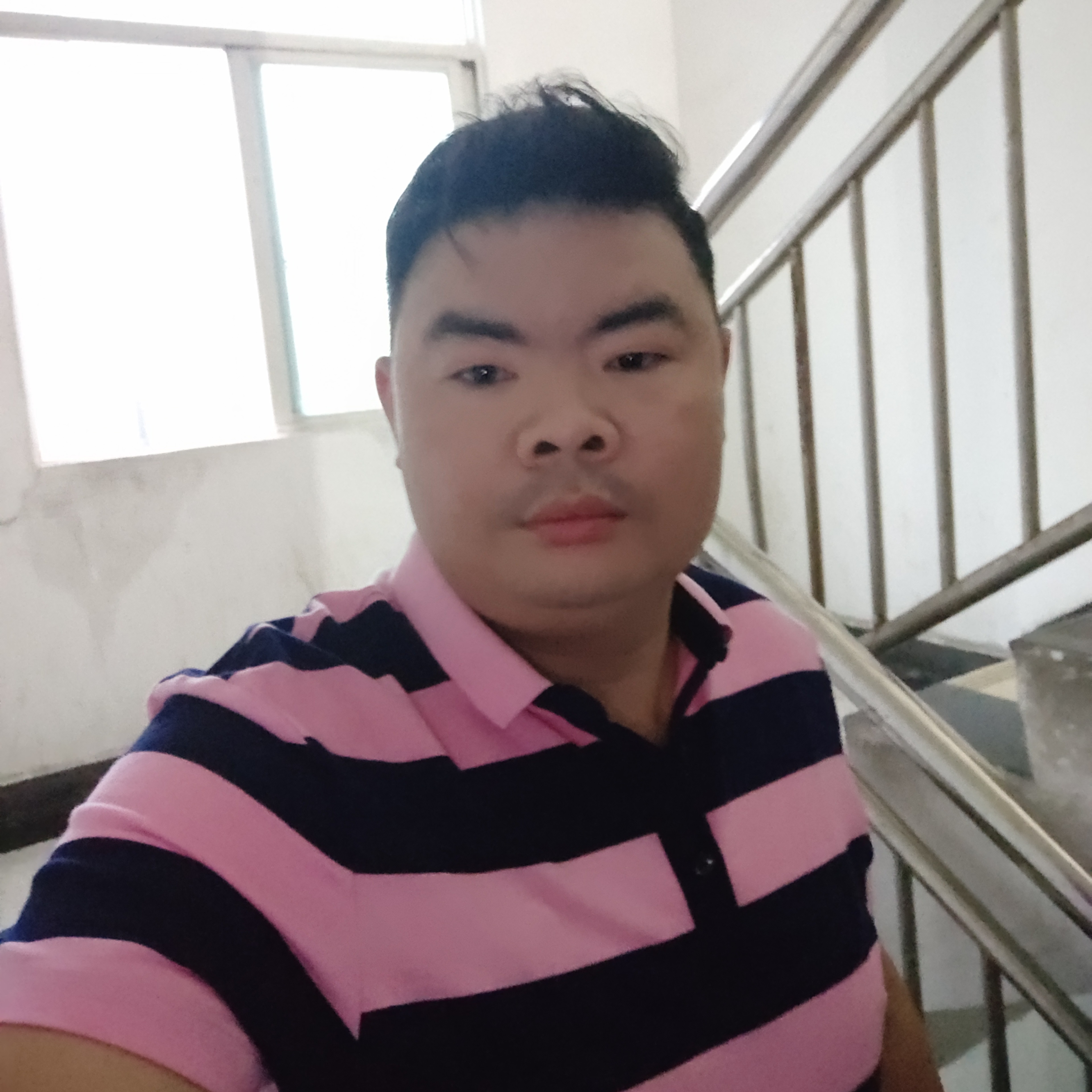 青衫深拥单身的照片