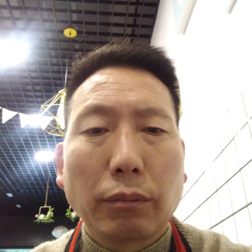 欣喜苦恋枕头的照片