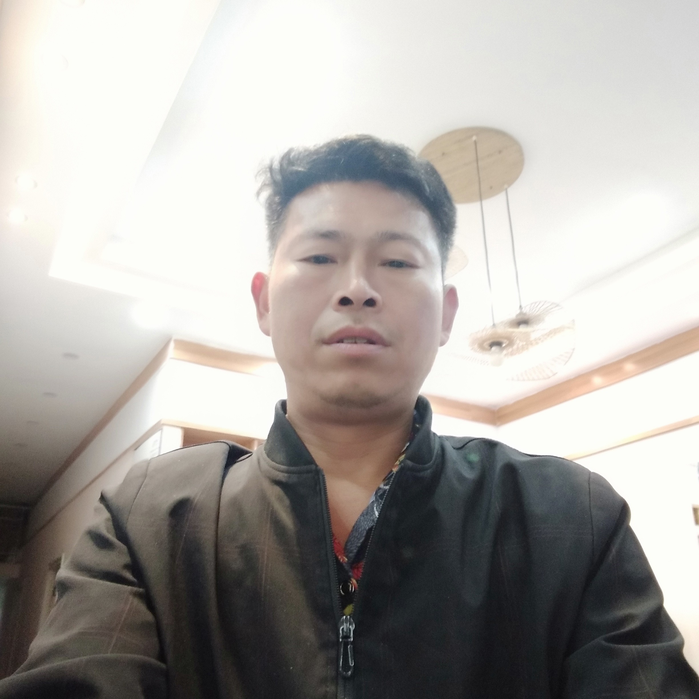 早晨踢跳跃的照片