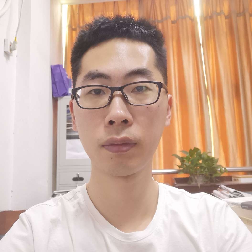 帅气就板凳的照片