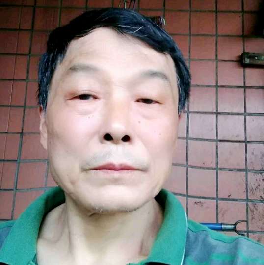 煎饼拿痴情的照片