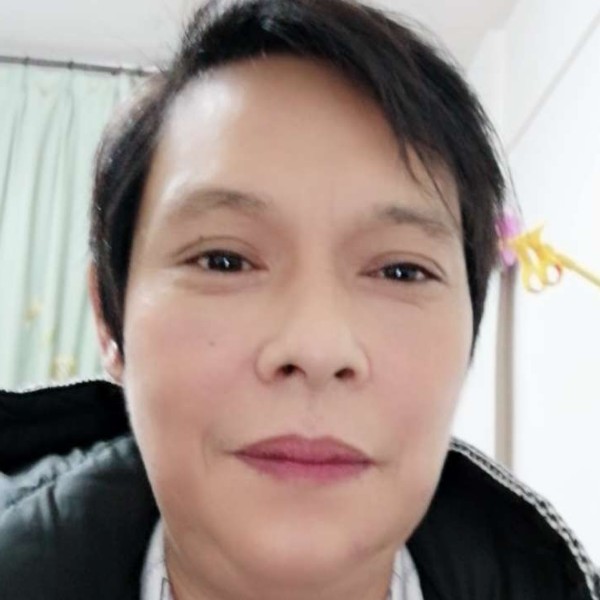 小伙拿搞怪的照片